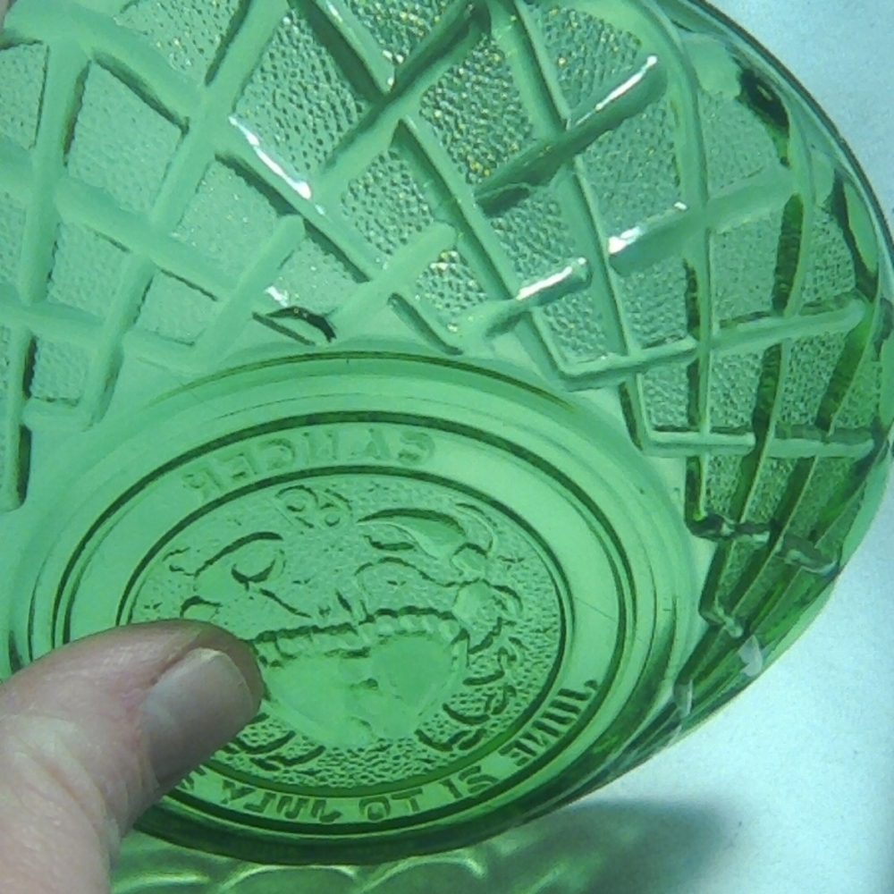 Vtg astrology themed ~Cancer~ Green Glass Bowl With Crab & Dates Zodiac Dish - Picture 11 of 13